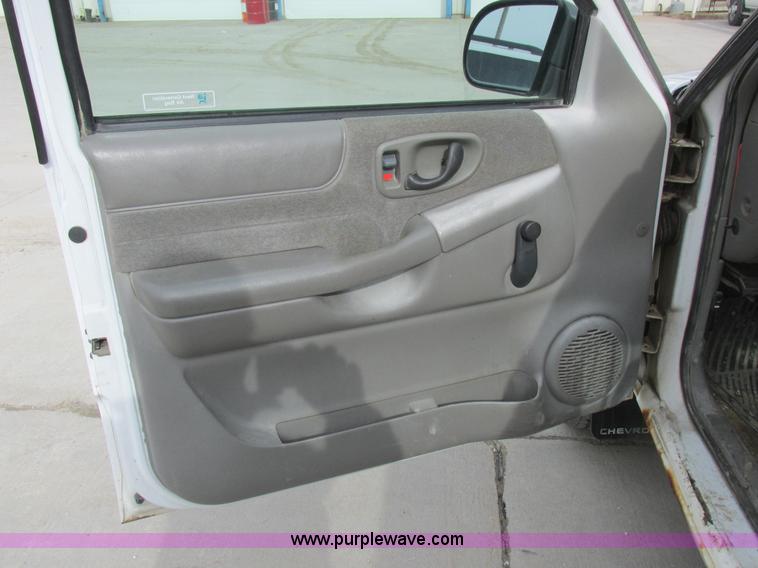 image for item L4240 1998 Chevrolet S10 LS Ext. Cab pickup truck