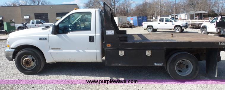 image for item L4774 2004 Ford F350 Super Duty flatbed truck