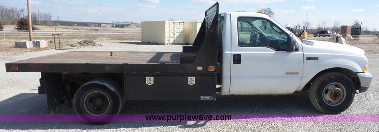 image for item L4774 2004 Ford F350 Super Duty flatbed truck