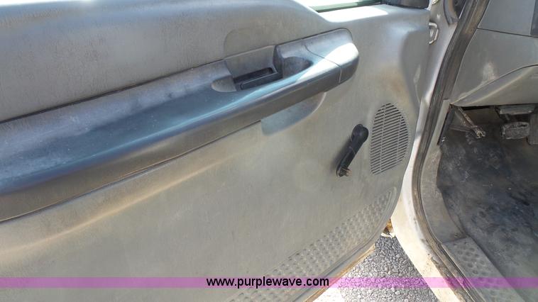 image for item L4774 2004 Ford F350 Super Duty flatbed truck