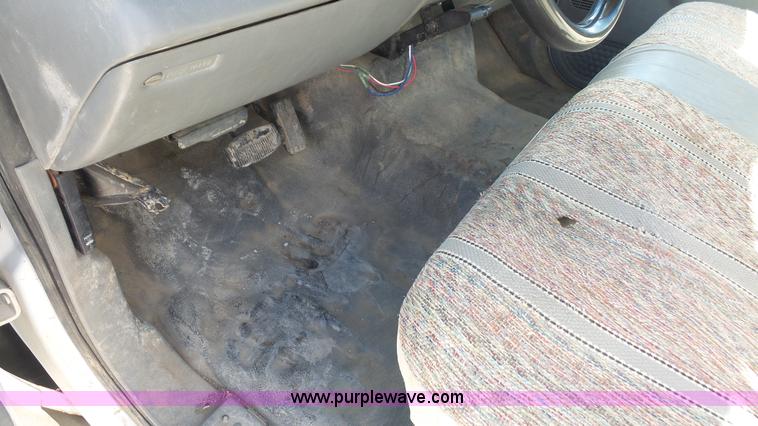 image for item L4774 2004 Ford F350 Super Duty flatbed truck