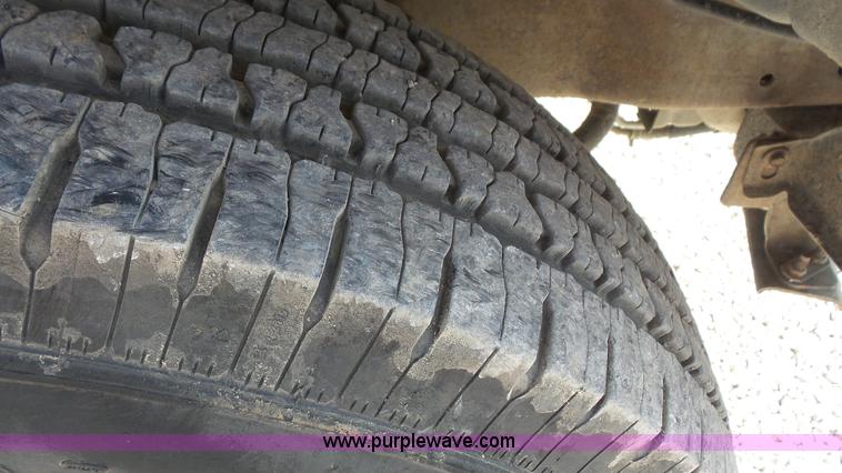 image for item L4774 2004 Ford F350 Super Duty flatbed truck