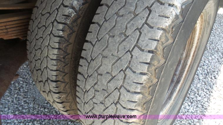 image for item L4774 2004 Ford F350 Super Duty flatbed truck