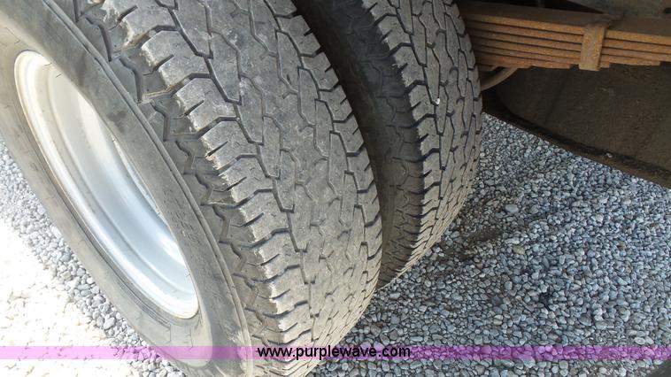 image for item L4774 2004 Ford F350 Super Duty flatbed truck