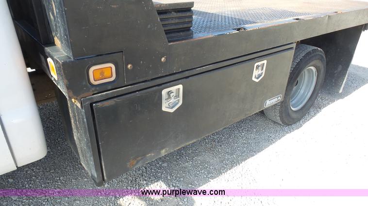 image for item L4774 2004 Ford F350 Super Duty flatbed truck