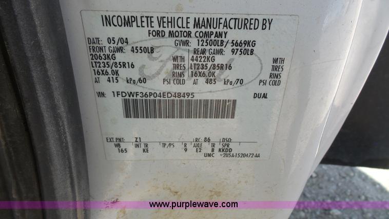 image for item L4774 2004 Ford F350 Super Duty flatbed truck