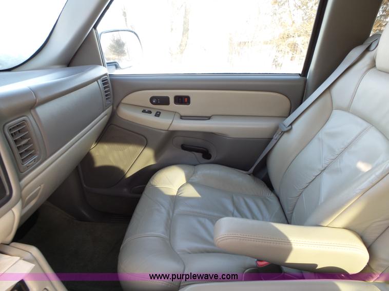 image for item L5530 2001 Chevrolet Tahoe SUV