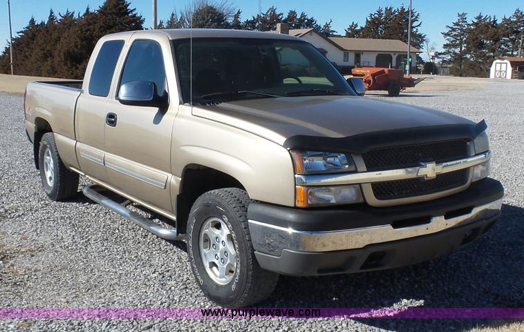image for item L6209 2004 Chevrolet Silverado 1500 Ext. Cab pickup truck