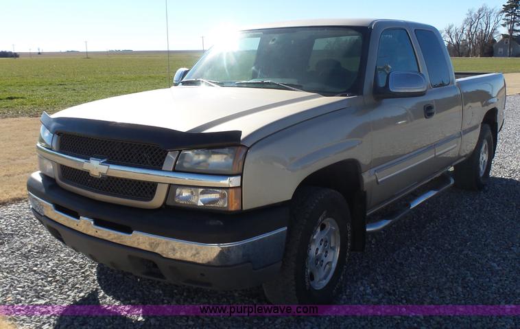 image for item L6209 2004 Chevrolet Silverado 1500 Ext. Cab pickup truck