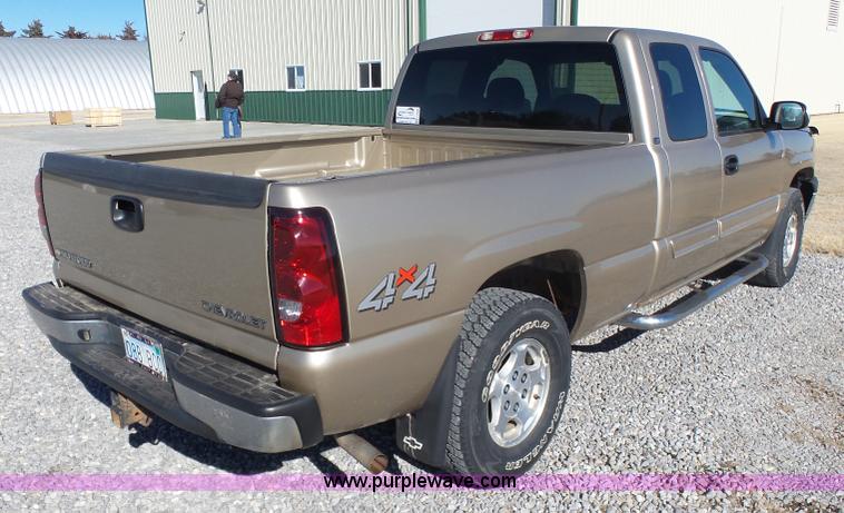 image for item L6209 2004 Chevrolet Silverado 1500 Ext. Cab pickup truck
