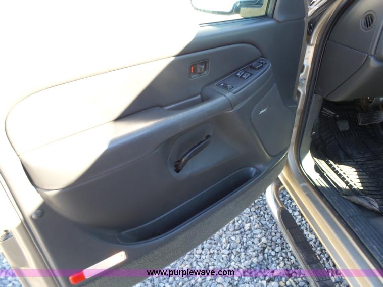 image for item L6209 2004 Chevrolet Silverado 1500 Ext. Cab pickup truck