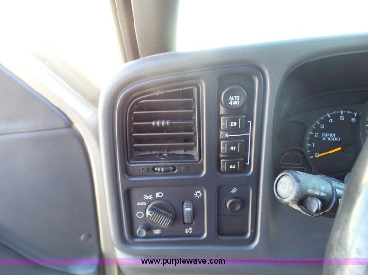 image for item L6209 2004 Chevrolet Silverado 1500 Ext. Cab pickup truck