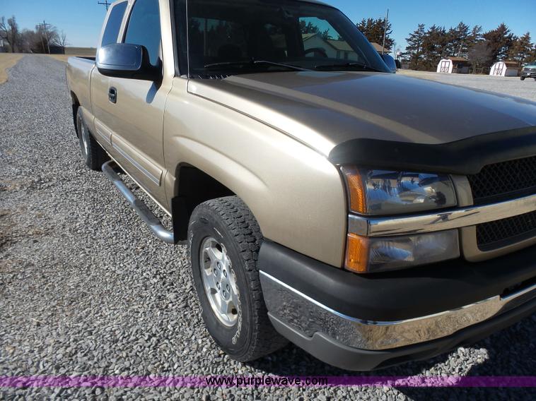 image for item L6209 2004 Chevrolet Silverado 1500 Ext. Cab pickup truck