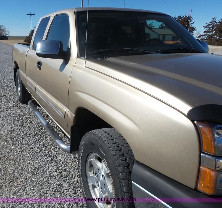 image for item L6209 2004 Chevrolet Silverado 1500 Ext. Cab pickup truck
