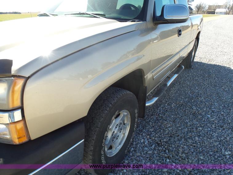 image for item L6209 2004 Chevrolet Silverado 1500 Ext. Cab pickup truck