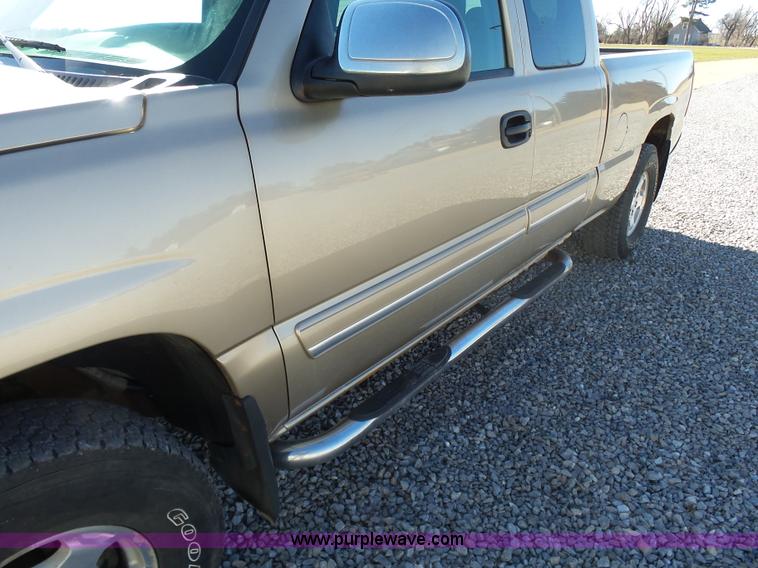 image for item L6209 2004 Chevrolet Silverado 1500 Ext. Cab pickup truck