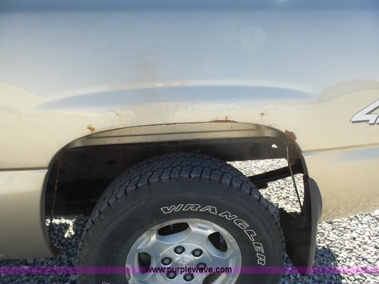 image for item L6209 2004 Chevrolet Silverado 1500 Ext. Cab pickup truck