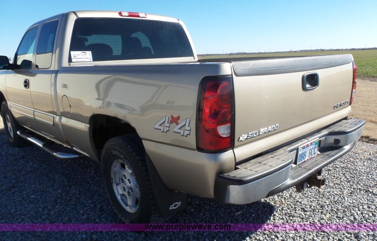 image for item L6209 2004 Chevrolet Silverado 1500 Ext. Cab pickup truck