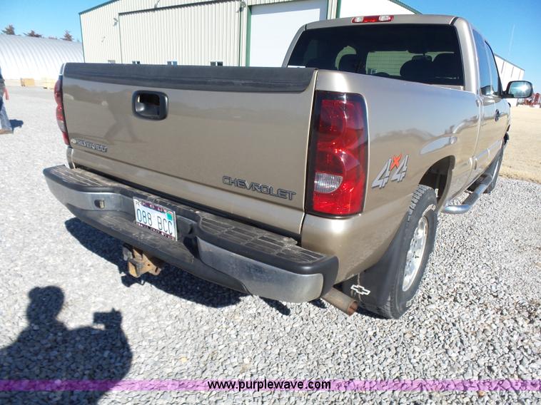 image for item L6209 2004 Chevrolet Silverado 1500 Ext. Cab pickup truck