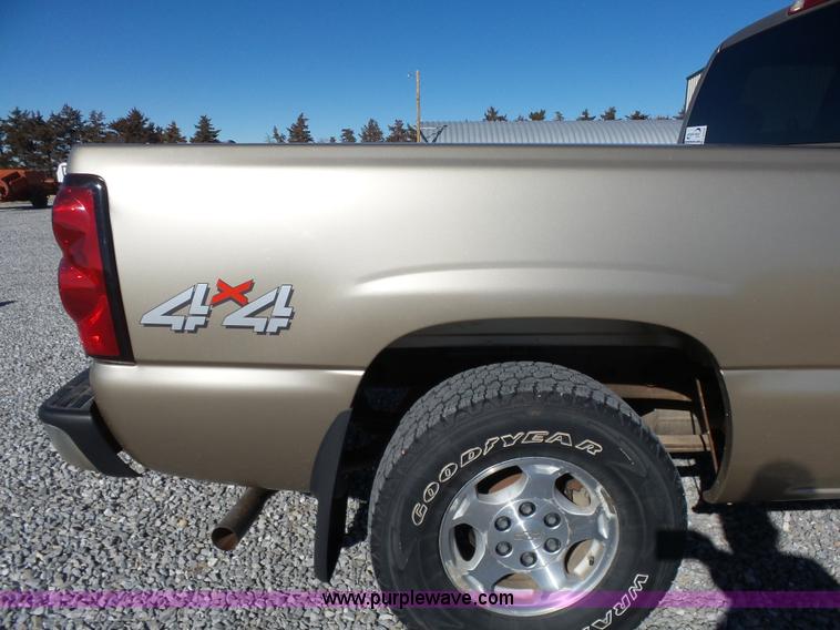 image for item L6209 2004 Chevrolet Silverado 1500 Ext. Cab pickup truck
