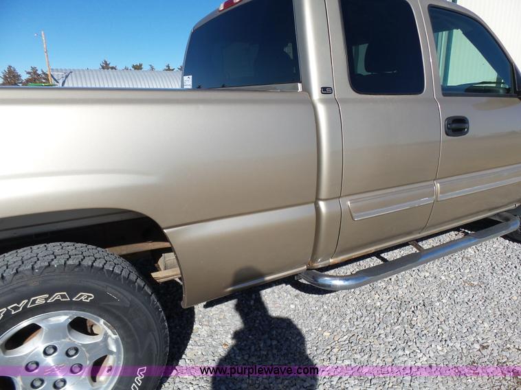image for item L6209 2004 Chevrolet Silverado 1500 Ext. Cab pickup truck