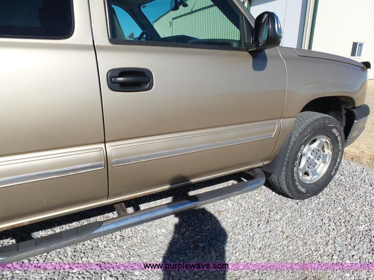 image for item L6209 2004 Chevrolet Silverado 1500 Ext. Cab pickup truck