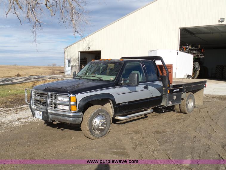 image for item L7069 1995 Chevrolet 3500 Ext. Cab flatbed pickup truck