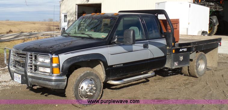 image for item L7069 1995 Chevrolet 3500 Ext. Cab flatbed pickup truck