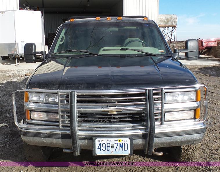 image for item L7069 1995 Chevrolet 3500 Ext. Cab flatbed pickup truck