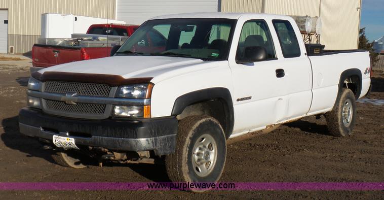 image for item L7073 2004 Chevrolet Silverado 2500HD Ext. Cab pickup truck