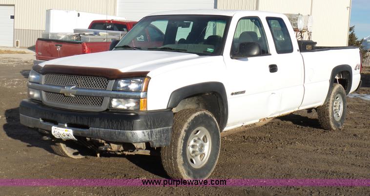image for item L7073 2004 Chevrolet Silverado 2500HD Ext. Cab pickup truck