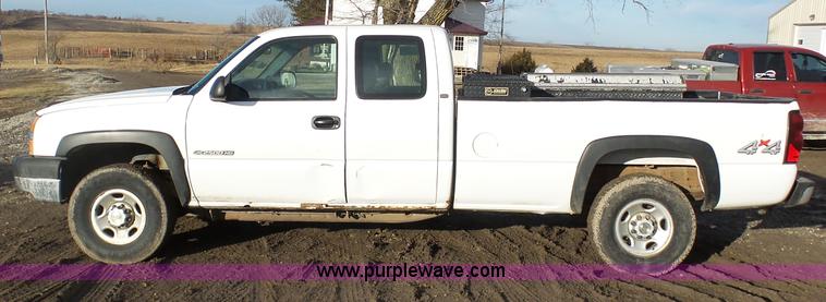 image for item L7073 2004 Chevrolet Silverado 2500HD Ext. Cab pickup truck