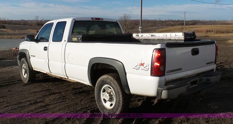 image for item L7073 2004 Chevrolet Silverado 2500HD Ext. Cab pickup truck