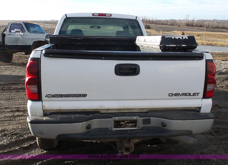 image for item L7073 2004 Chevrolet Silverado 2500HD Ext. Cab pickup truck