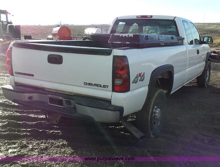 image for item L7073 2004 Chevrolet Silverado 2500HD Ext. Cab pickup truck