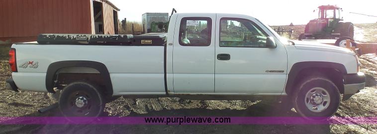 image for item L7073 2004 Chevrolet Silverado 2500HD Ext. Cab pickup truck