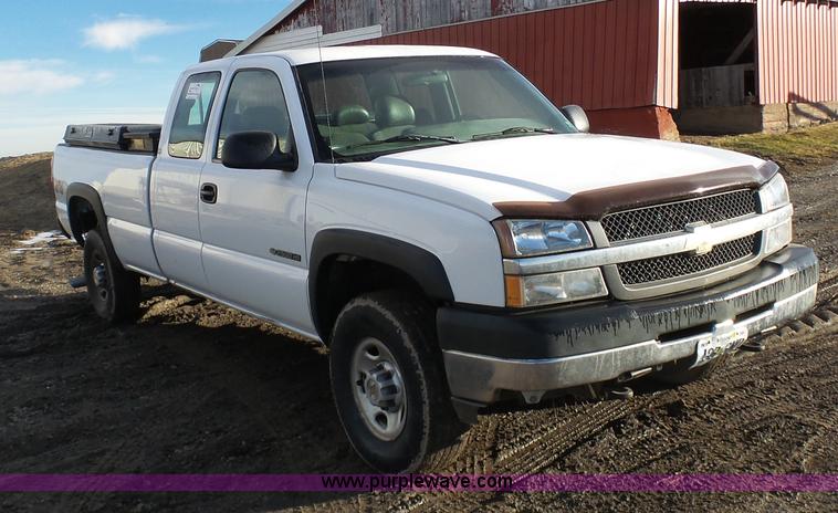 image for item L7073 2004 Chevrolet Silverado 2500HD Ext. Cab pickup truck