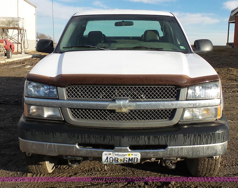 image for item L7073 2004 Chevrolet Silverado 2500HD Ext. Cab pickup truck