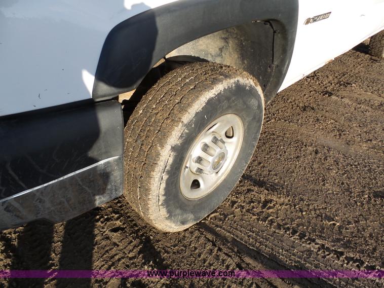 image for item L7073 2004 Chevrolet Silverado 2500HD Ext. Cab pickup truck