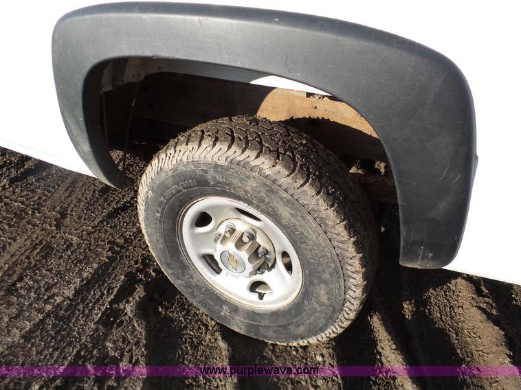 image for item L7073 2004 Chevrolet Silverado 2500HD Ext. Cab pickup truck