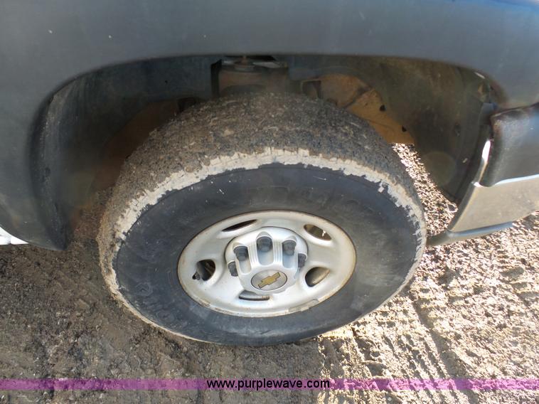 image for item L7073 2004 Chevrolet Silverado 2500HD Ext. Cab pickup truck