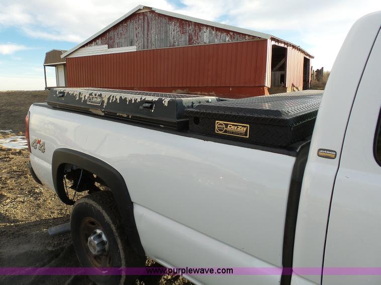 image for item L7073 2004 Chevrolet Silverado 2500HD Ext. Cab pickup truck