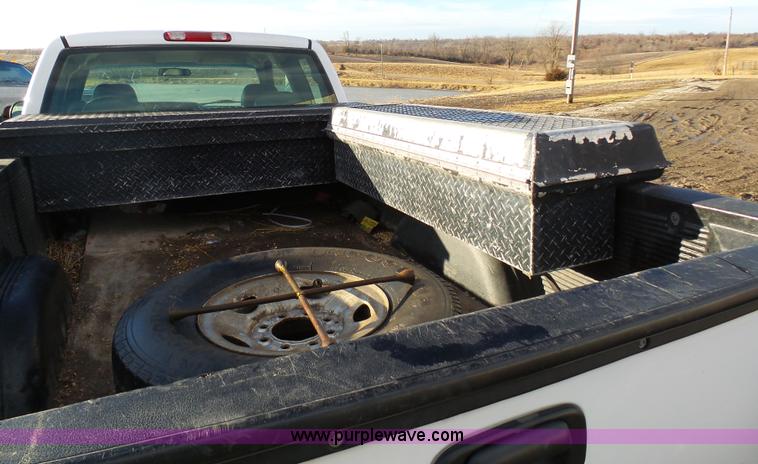 image for item L7073 2004 Chevrolet Silverado 2500HD Ext. Cab pickup truck