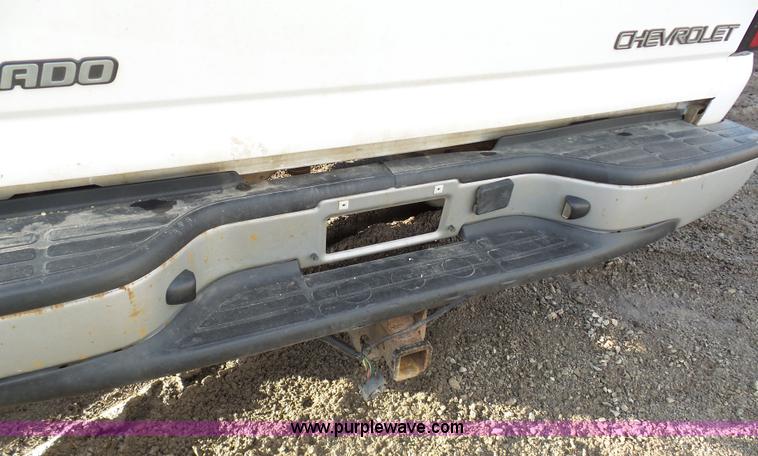image for item L7073 2004 Chevrolet Silverado 2500HD Ext. Cab pickup truck