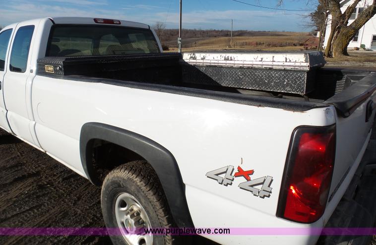image for item L7073 2004 Chevrolet Silverado 2500HD Ext. Cab pickup truck