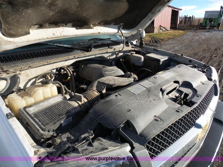 image for item L7073 2004 Chevrolet Silverado 2500HD Ext. Cab pickup truck