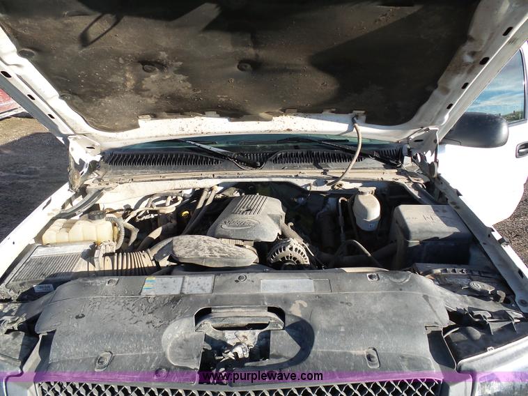 image for item L7073 2004 Chevrolet Silverado 2500HD Ext. Cab pickup truck