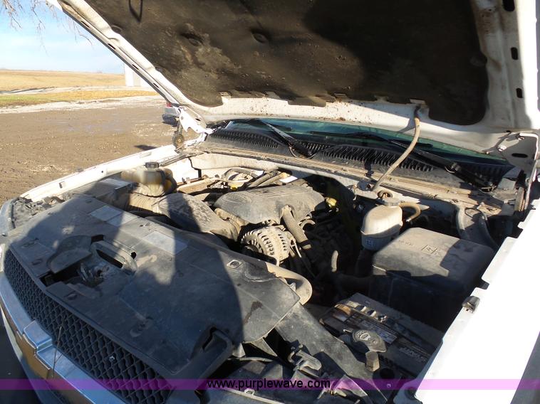 image for item L7073 2004 Chevrolet Silverado 2500HD Ext. Cab pickup truck