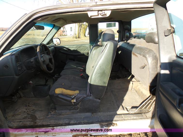 image for item L7073 2004 Chevrolet Silverado 2500HD Ext. Cab pickup truck