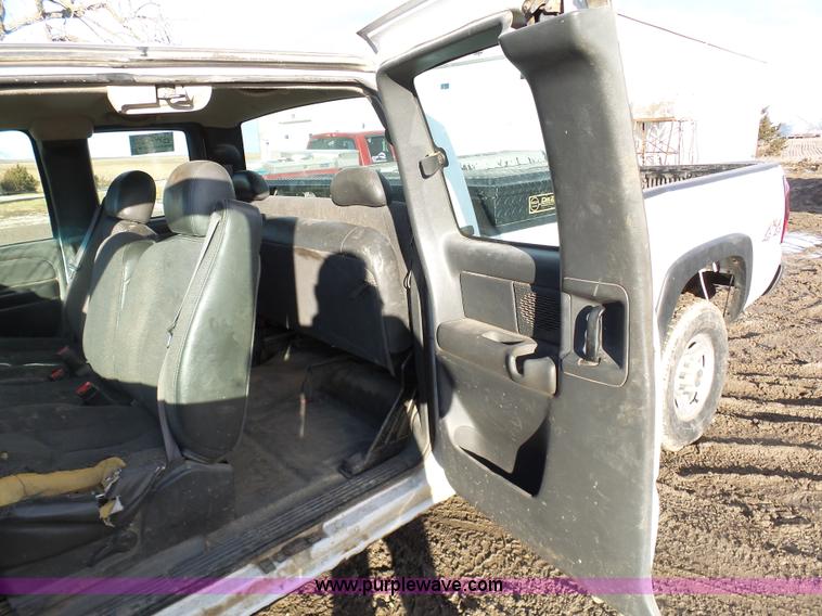 image for item L7073 2004 Chevrolet Silverado 2500HD Ext. Cab pickup truck